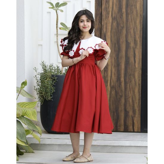 صورة فستان بناتي أحمر مرصع بياقة "دلعة" وخصر طبقات | ألوان (أحمر، عودي) - 1166